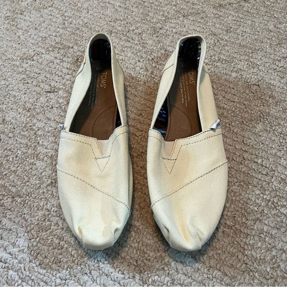 Women’s light yellow like new toms slip on shoes size 8 - Picture 2 of 6